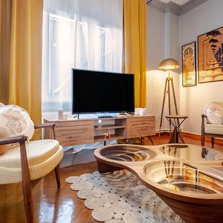 Apartment With Balcony Close To Taksim In Cihangir *