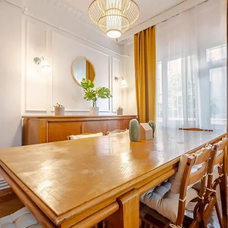 With Balcony Close To Taksim In Cihangir *