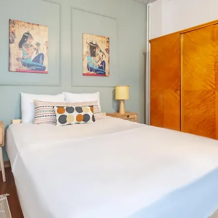Apartment With Balcony Close To Taksim In Cihangir *